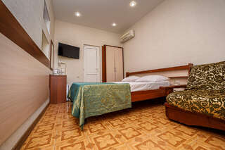 Гостиница Акрополь Дивноморское Трехместный номер с собственной ванной комнатой-1