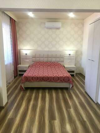 Гостиница Акрополь Дивноморское Cемейный номер с собственной ванной комнатой-1