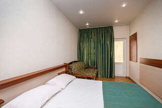 Гостиница Акрополь Дивноморское Трехместный номер с собственной ванной комнатой-2