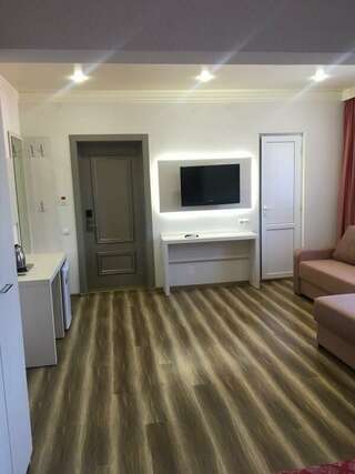 Гостиница Акрополь Дивноморское Cемейный номер с собственной ванной комнатой-3